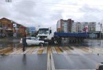 В центре Омска грузовик врезался в «Ладу»