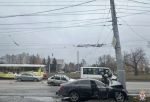 В Омске «Мерседес» врезался в столб и загорелся — пострадал 22-летний водитель