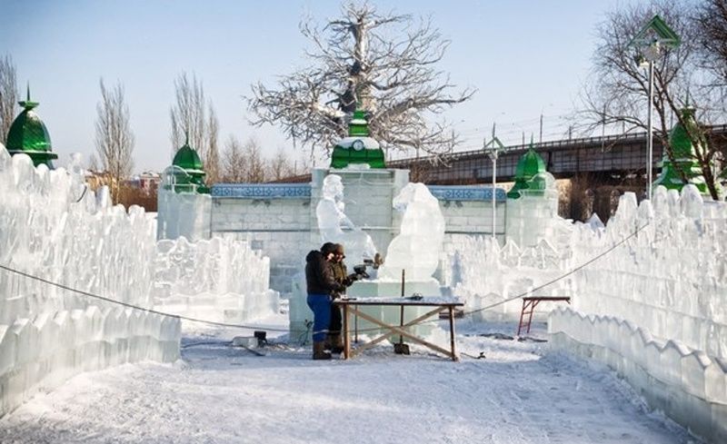 Егоркина горка. Беловодье Омск горка. Беловодье Омск 2022. Сказочный ледяной городок в Омске. Любинский проспект ледяные фигуры.