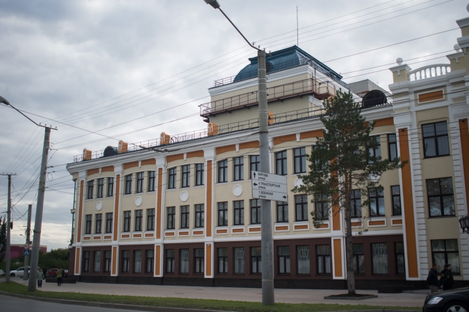 Сайт галерки омск. Галерка Омск фото. Галерка здание Бурков. Галерка в институте.