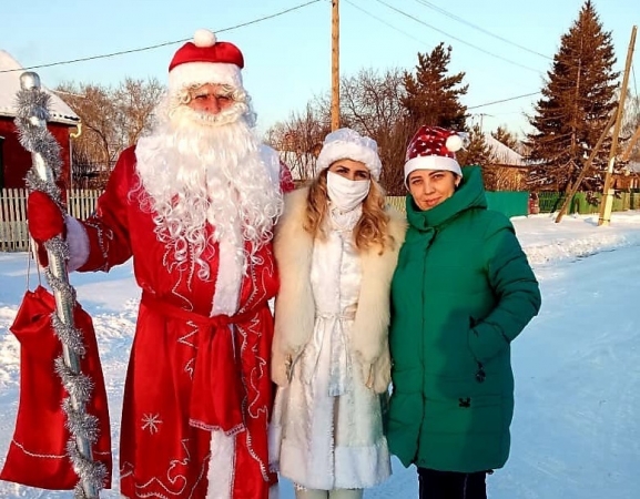Наталья в образе Снегурочки поздравляет детей сотрудников пассажирского предприятия с Новым годом