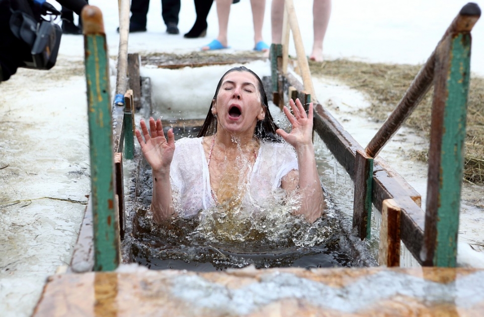 Во время месячных можно купаться в бассейне. 19 Января в Омске купель. Крещенские купания в Омске 2022. Купание в проруби на крещение. Крещенские купания женщины.