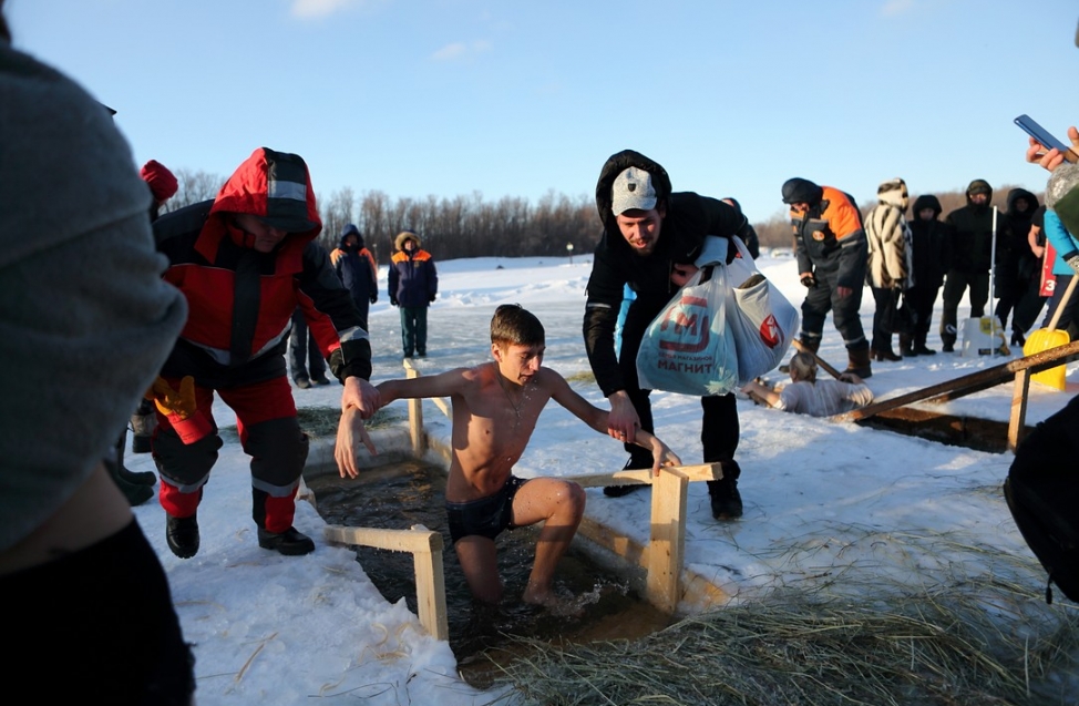 Как в Омске празднуют Крещение: омичи окунулись в купели