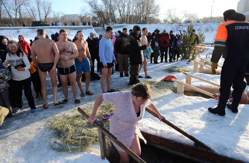 Как в Омске празднуют Крещение: омичи окунулись в купели