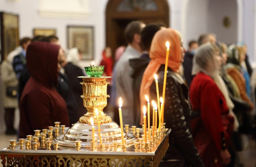 В церкви деньги давать. Кража в церкви. Церковь и деньги. Храм денег. Храм украденных лиц.