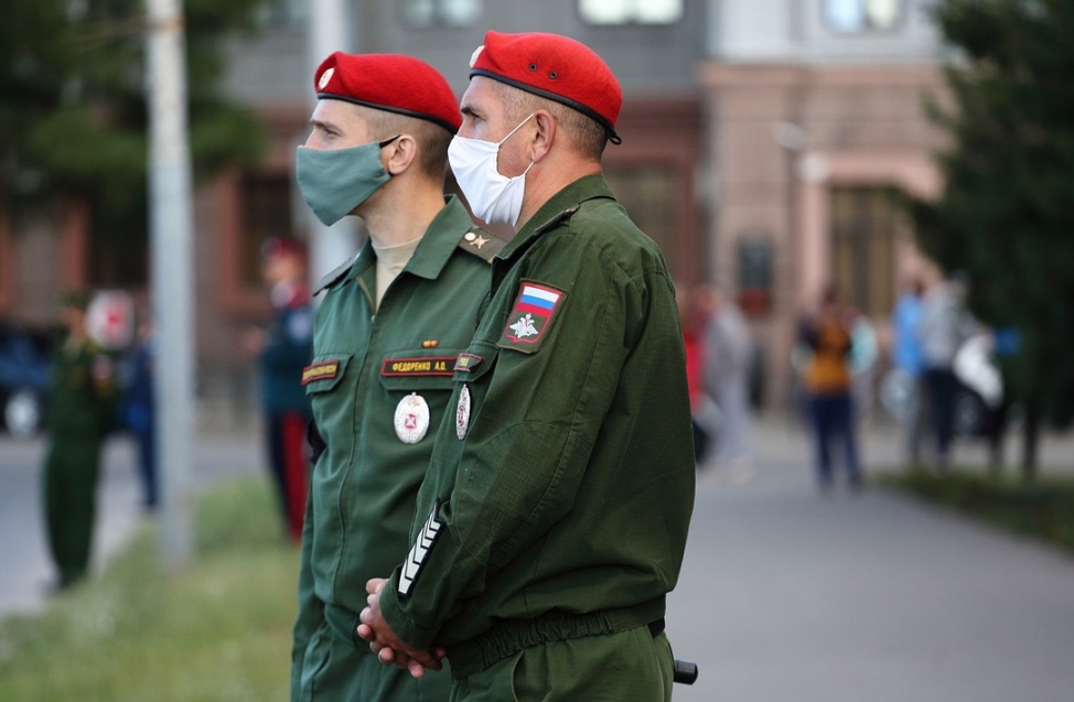 В масках, но без дистанции - в Омске отрепетировали парад Победы