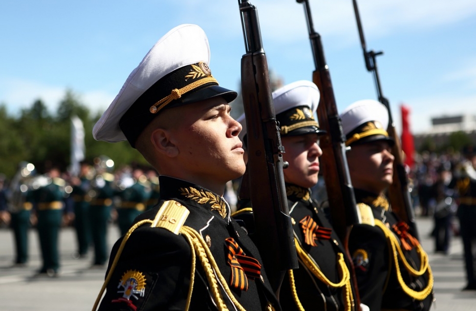 Зрителям маски, военным танки: в Омске прошел парад Победы, и он выглядел  «как обычно»