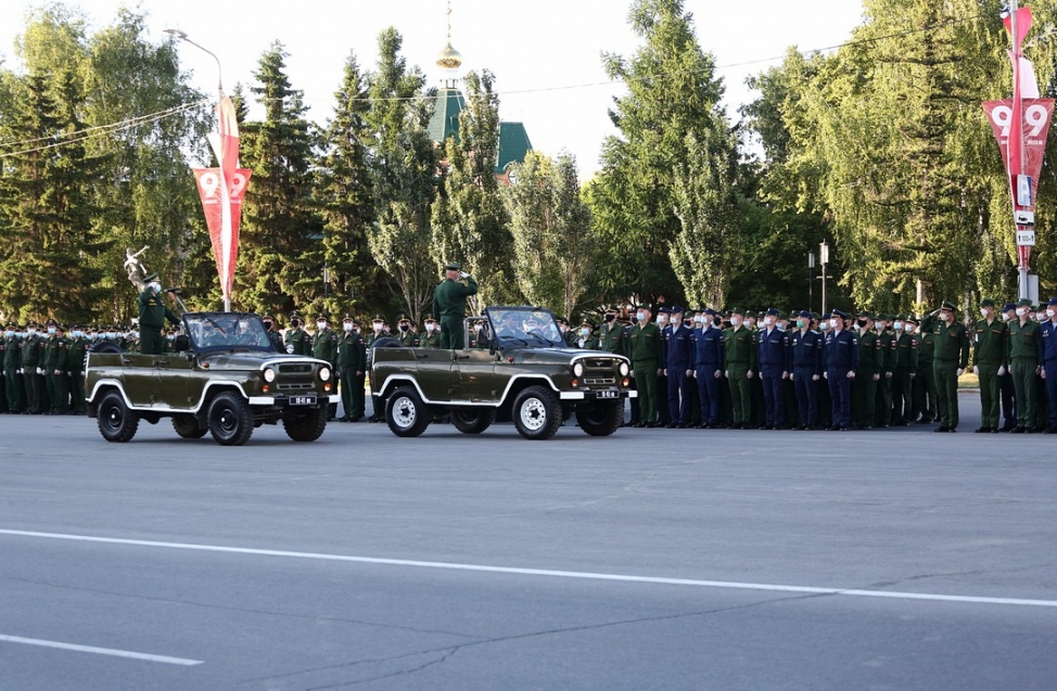 В масках, но без дистанции - в Омске отрепетировали парад Победы