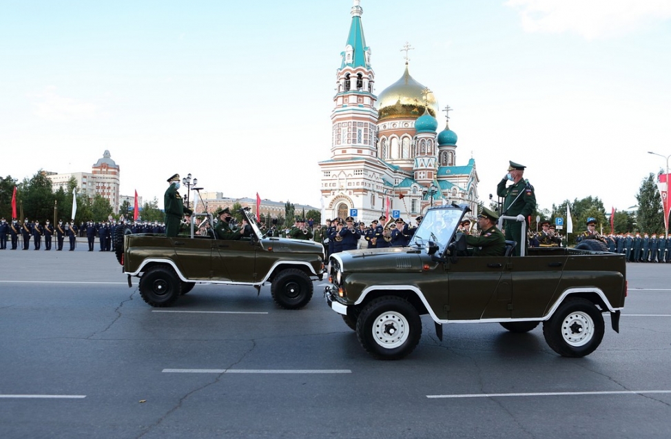 В масках, но без дистанции - в Омске отрепетировали парад Победы