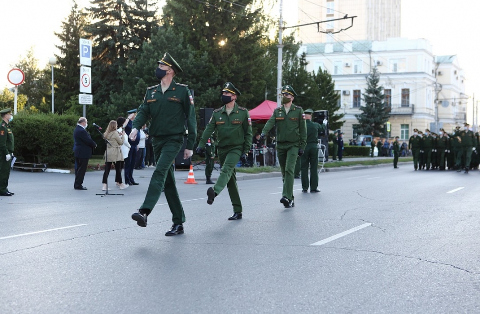 В масках, но без дистанции - в Омске отрепетировали парад Победы