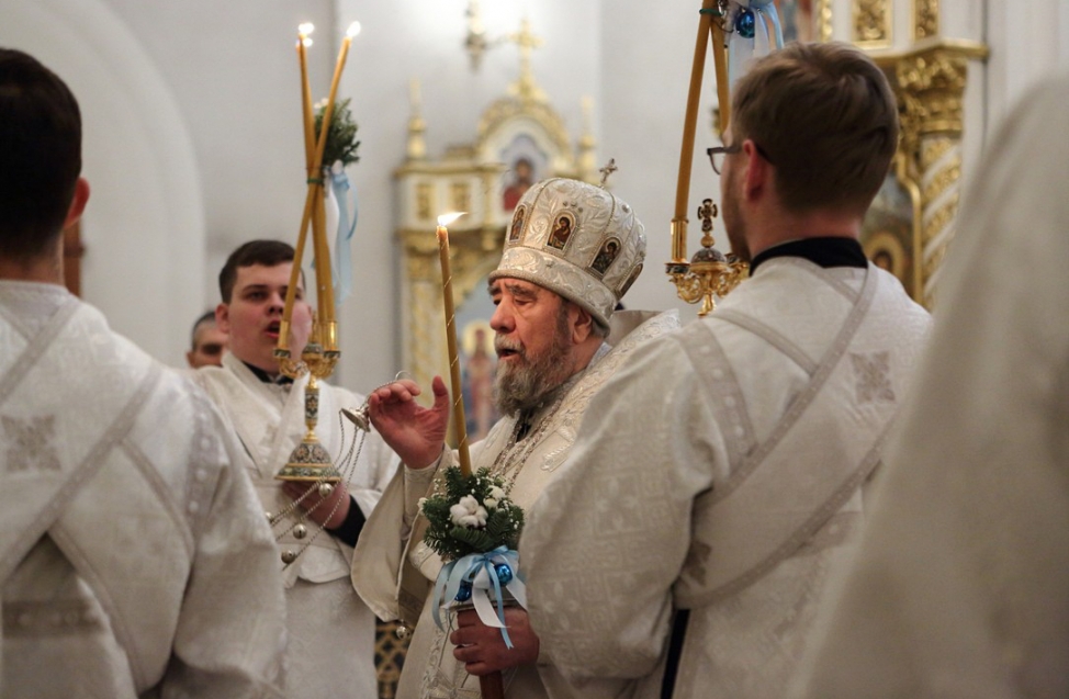 Торжество Рождества и масок: в Омске прошло праздничное богослужение