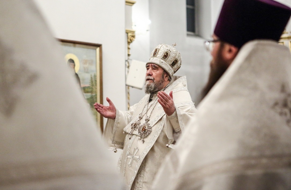 Торжество Рождества и масок: в Омске прошло праздничное богослужение