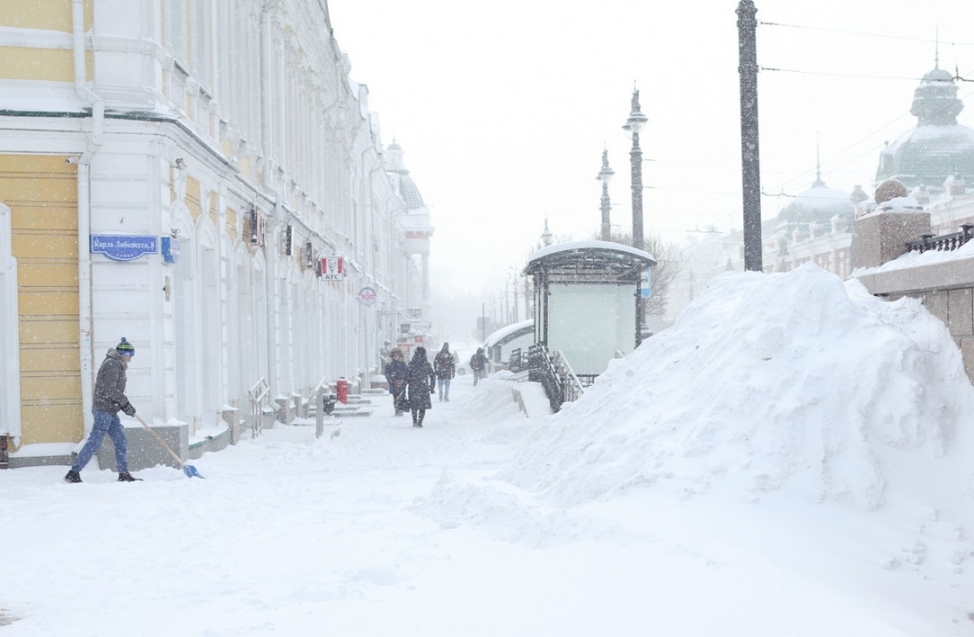 Омск в снежном плену: перед самой весной город замело сильнее, чем зимой