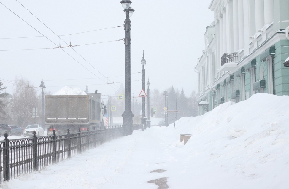 Город замело. Заснеженный Омск. Город в Снежном плену. Сильно замело Омск снегом.