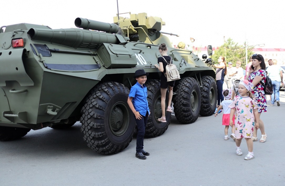 В Омск приехал поезд минобороны - толпы людей атаковали перрон железнодорожного вокзала