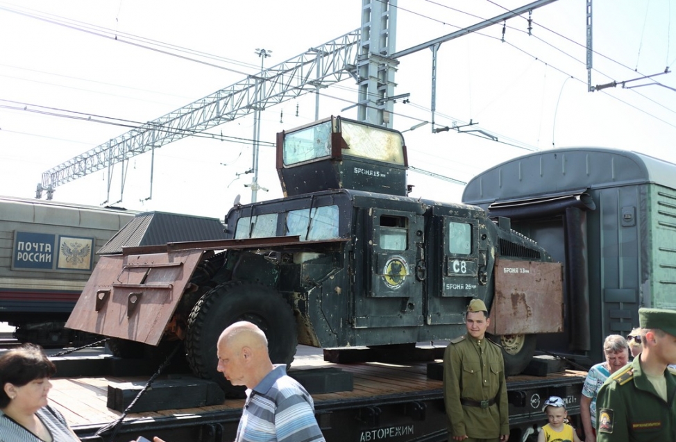 В Омск приехал поезд минобороны - толпы людей атаковали перрон железнодорожного вокзала