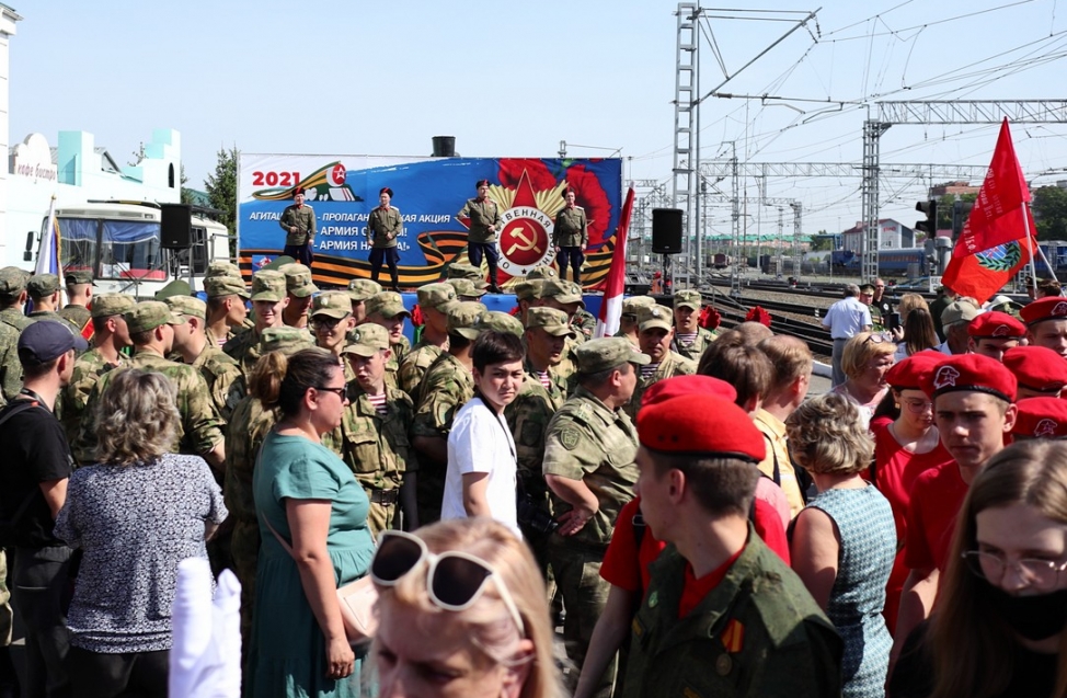 В Омск приехал поезд минобороны - толпы людей атаковали перрон железнодорожного вокзала