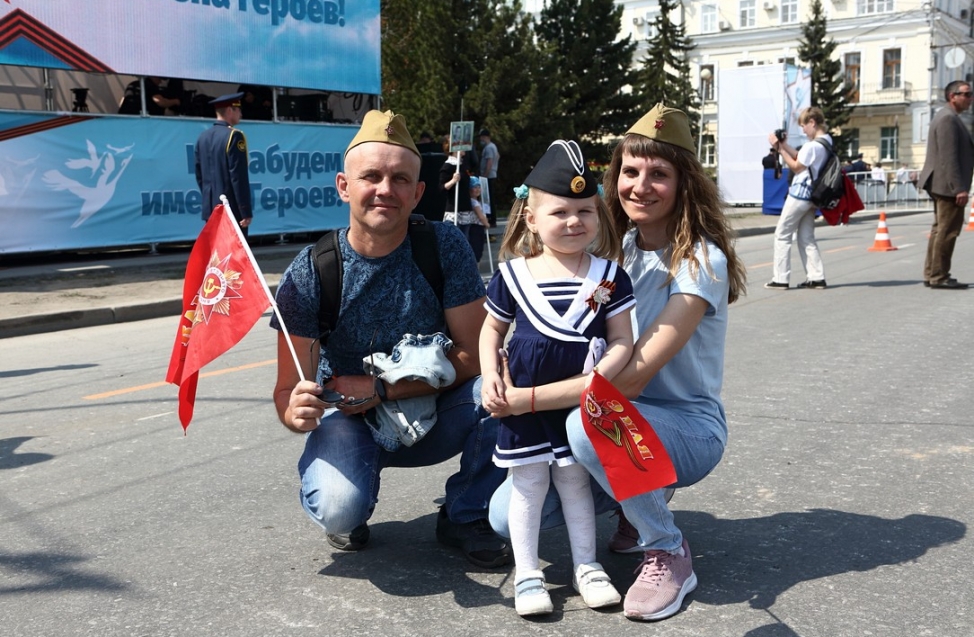 Без масок и социальной дистанции: в Омске прошел Парад Победы - ФОТО