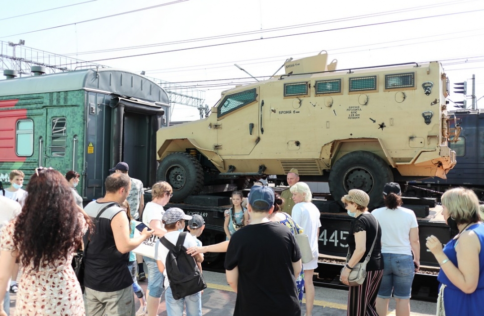 В Омск приехал поезд минобороны - толпы людей атаковали перрон железнодорожного вокзала