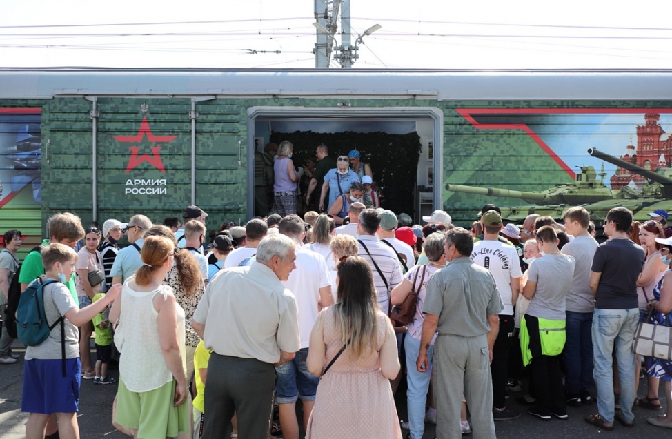 В Омск приехал поезд минобороны - толпы людей атаковали перрон железнодорожного вокзала