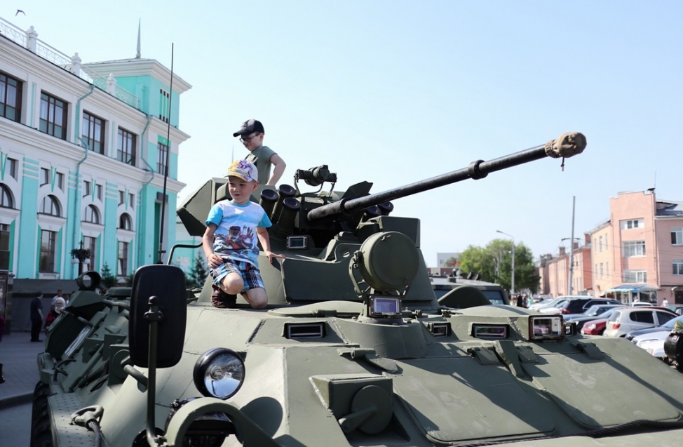 В Омск приехал поезд минобороны - толпы людей атаковали перрон железнодорожного вокзала