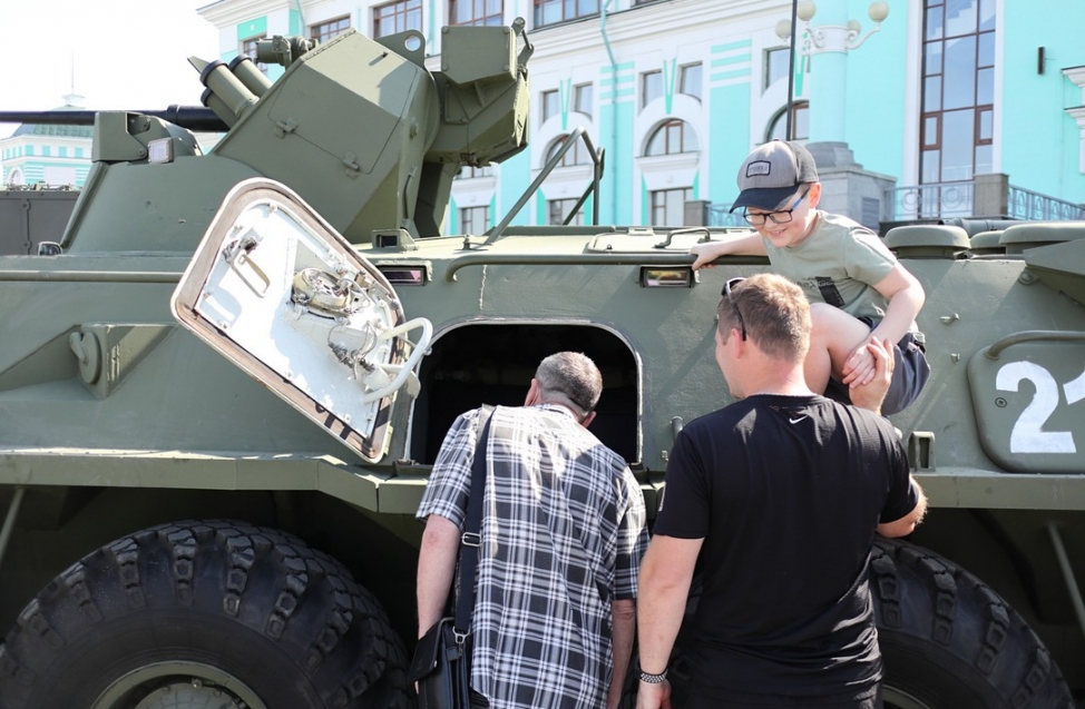 В Омск приехал поезд минобороны - толпы людей атаковали перрон железнодорожного вокзала