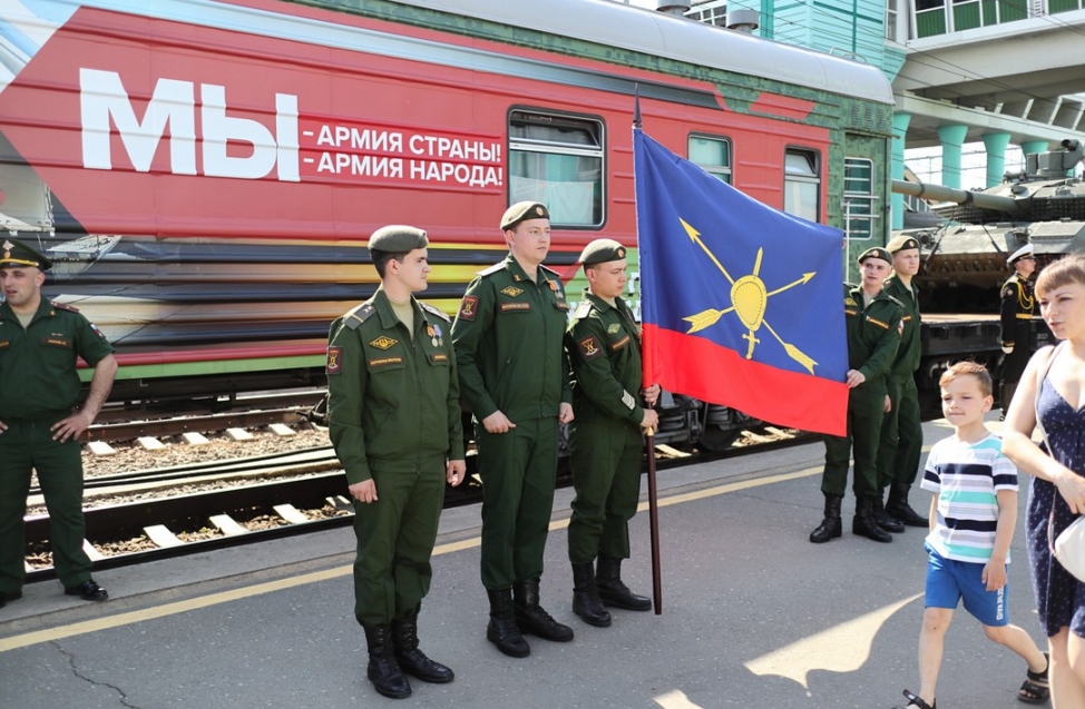 В Омск приехал поезд минобороны - толпы людей атаковали перрон железнодорожного вокзала