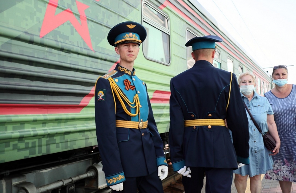 В Омск приехал поезд минобороны - толпы людей атаковали перрон железнодорожного вокзала