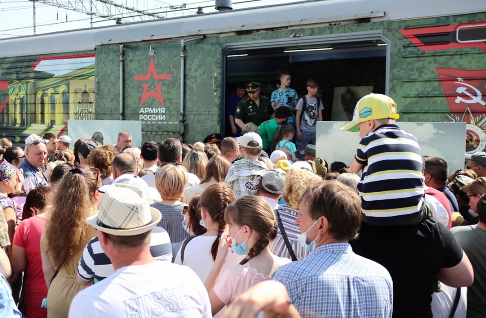 В Омск приехал поезд минобороны - толпы людей атаковали перрон железнодорожного вокзала