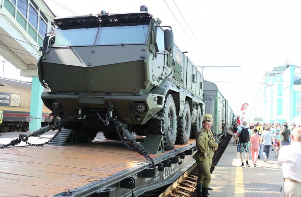 В Омск приехал поезд минобороны - толпы людей атаковали перрон железнодорожного вокзала