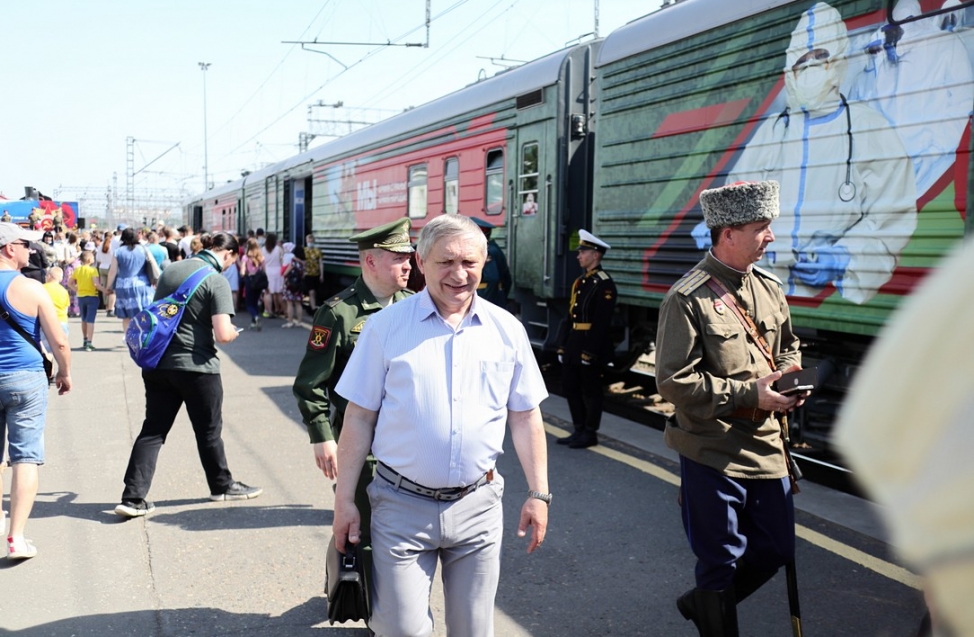 В Омск приехал поезд минобороны - толпы людей атаковали перрон железнодорожного вокзала