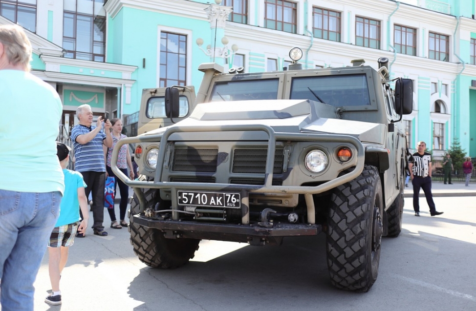 В Омск приехал поезд минобороны - толпы людей атаковали перрон железнодорожного вокзала