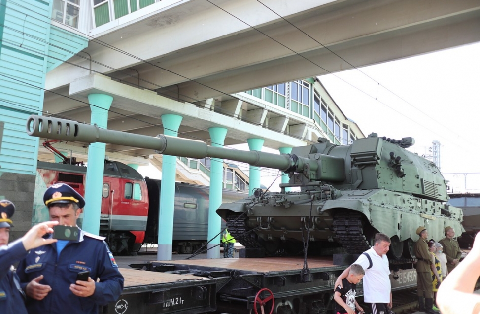 В Омск приехал поезд минобороны - толпы людей атаковали перрон железнодорожного вокзала