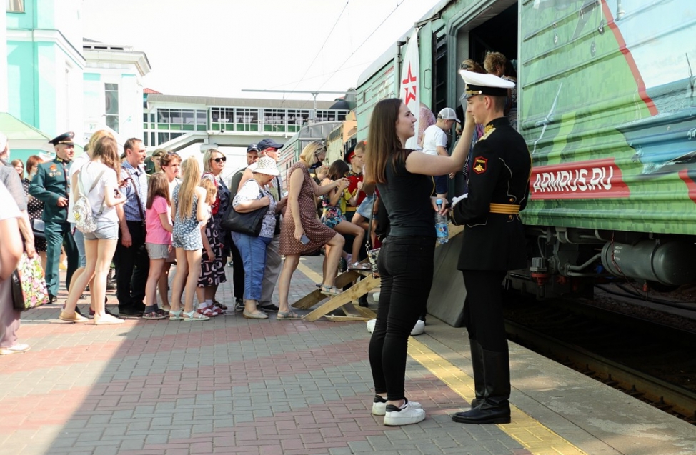 В Омск приехал поезд минобороны - толпы людей атаковали перрон железнодорожного вокзала