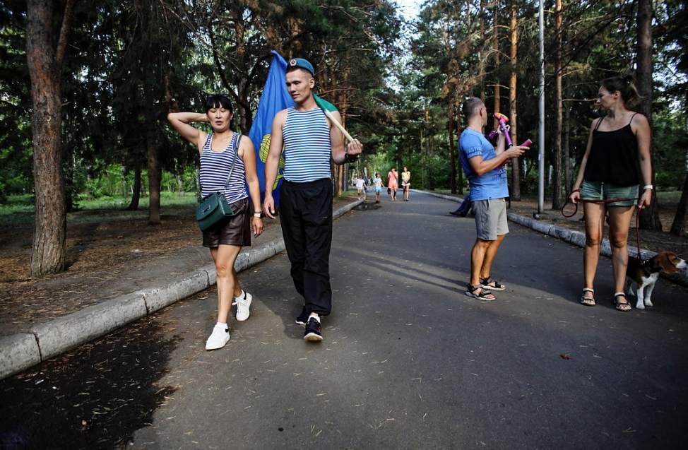 Приуныли, но не сдались: в Омске отпраздновали день ВДВ с неработающими фонтанами