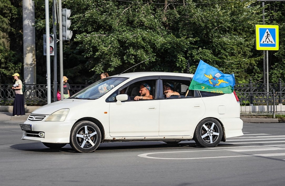 Приуныли, но не сдались: в Омске отпраздновали день ВДВ с неработающими фонтанами