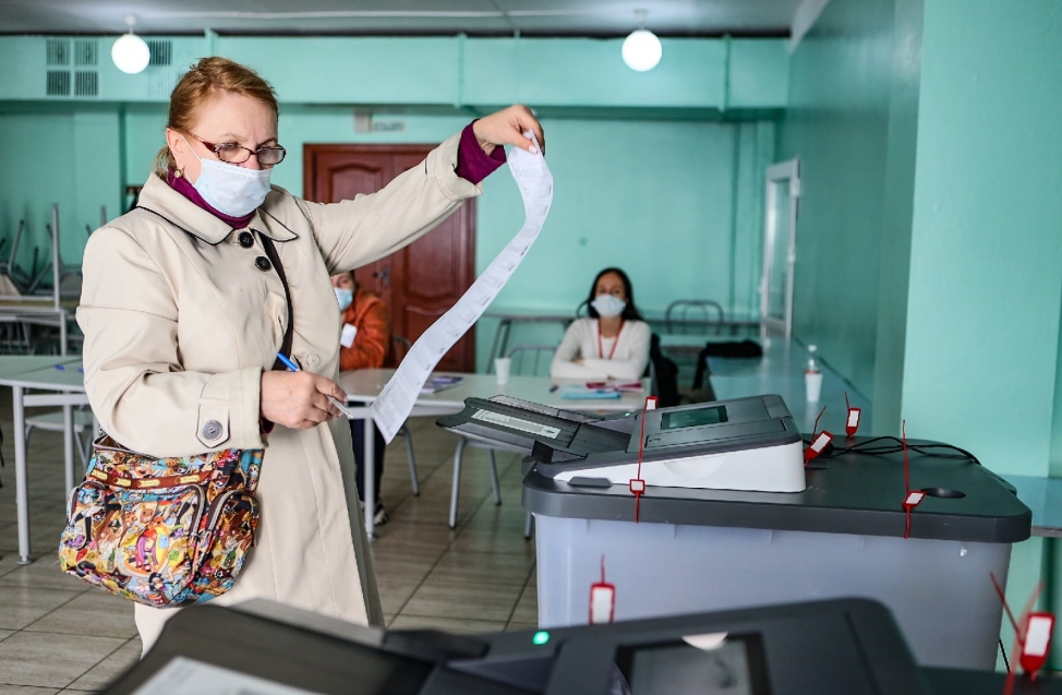 Полуметровые бюллетени и закрытые лица: как в Омске проходят выборы