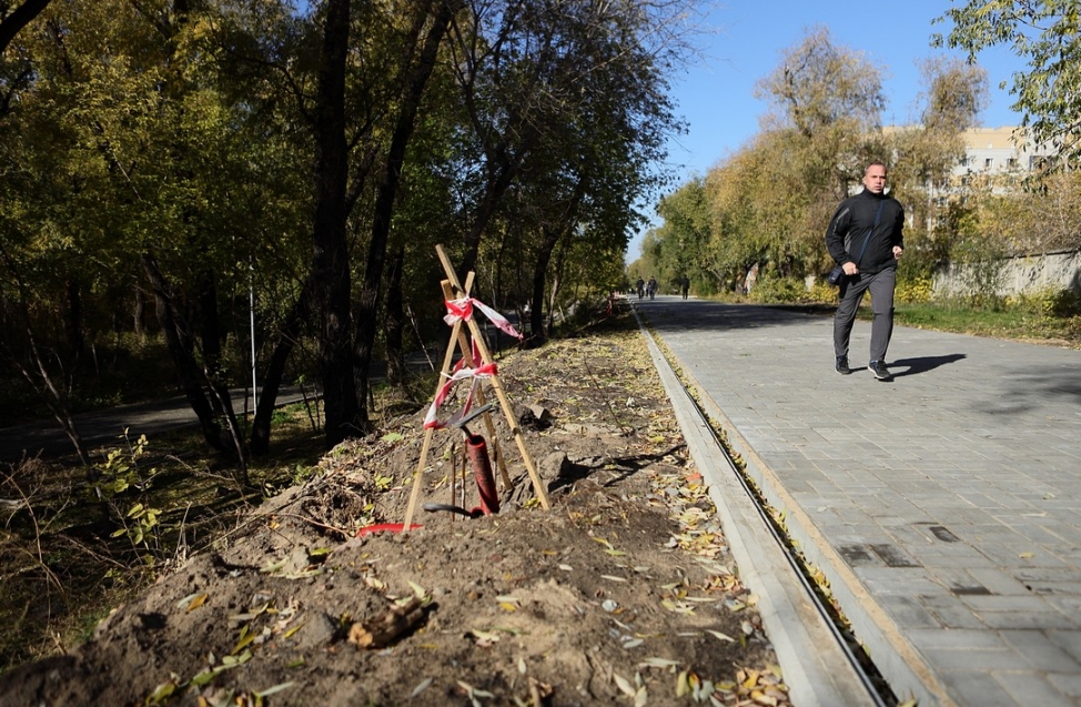 «Деревья в бетоне», руины и новые карусели за забором: что происходит в парке на Зеленом острове за два дня до окончания благоустройства