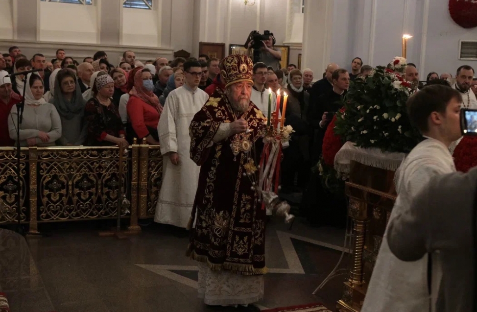 Омичи встретили Пасху: на всенощной среди мирян побывали мэр Шелест и другие чиновники