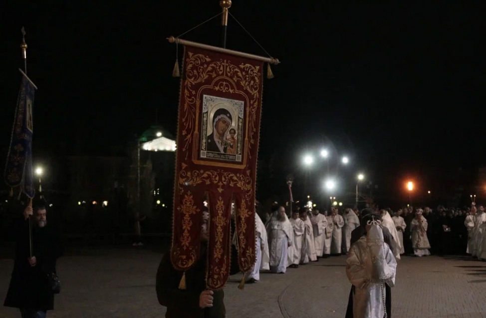 Омичи встретили Пасху: на всенощной среди мирян побывали мэр Шелест и другие чиновники