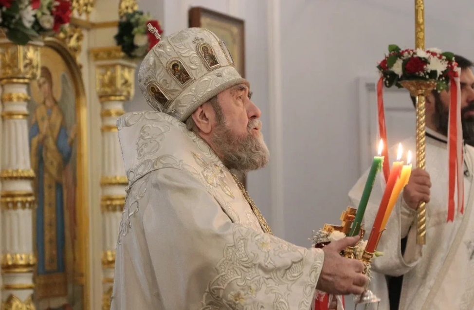 Омичи встретили Пасху: на всенощной среди мирян побывали мэр Шелест и другие чиновники