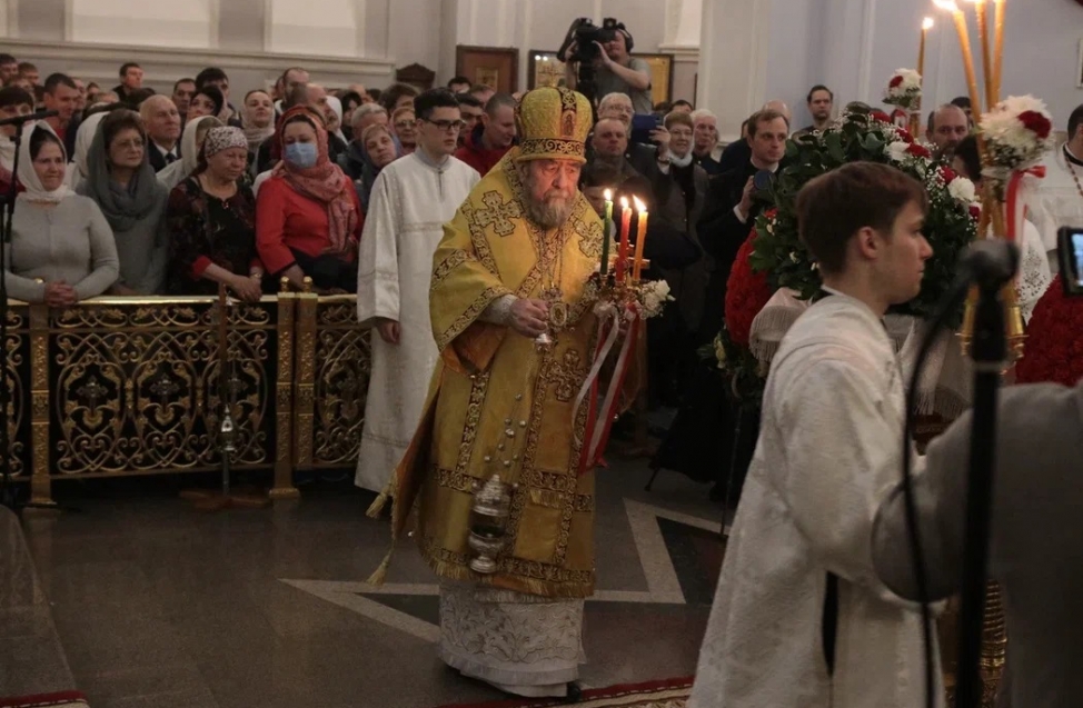 Омичи встретили Пасху: на всенощной среди мирян побывали мэр Шелест и другие чиновники