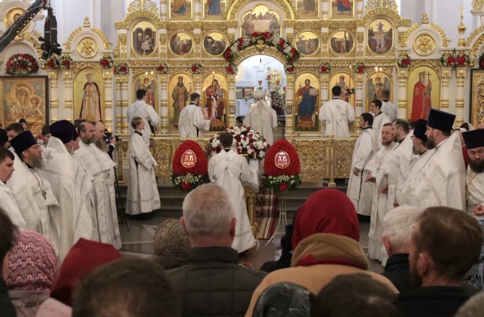 Омичи встретили Пасху: на всенощной среди мирян побывали мэр Шелест и другие чиновники