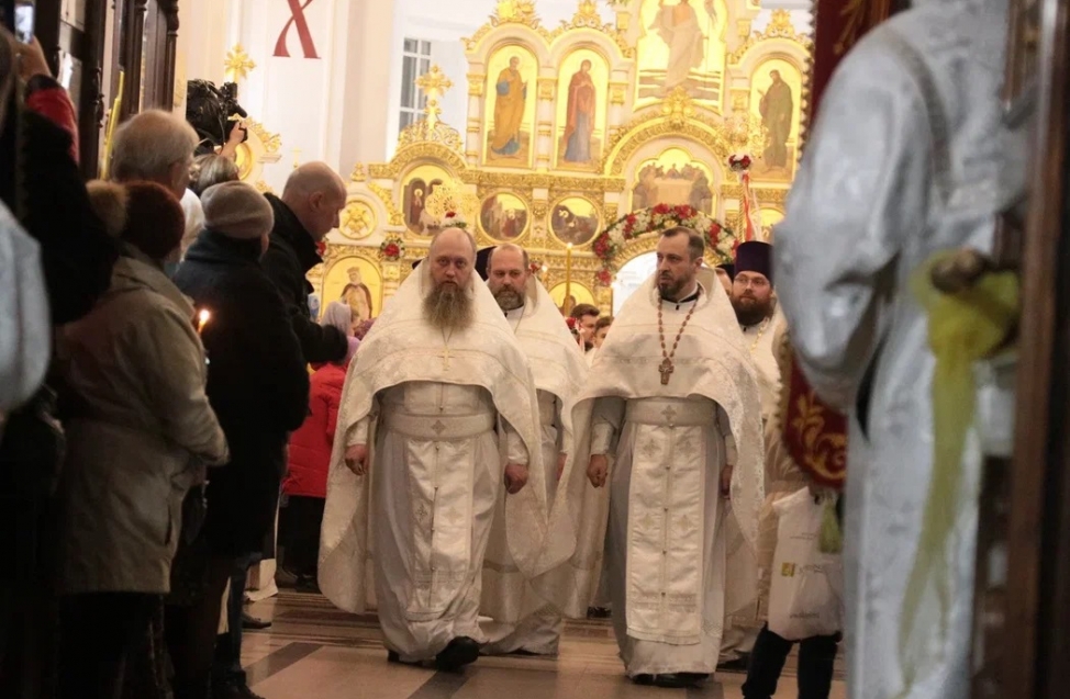 Омичи встретили Пасху: на всенощной среди мирян побывали мэр Шелест и другие чиновники