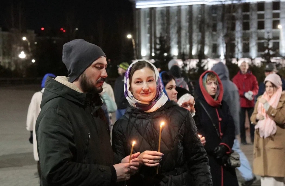 Омичи встретили Пасху: на всенощной среди мирян побывали мэр Шелест и другие чиновники