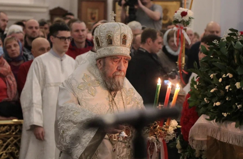 Омичи встретили Пасху: на всенощной среди мирян побывали мэр Шелест и другие чиновники