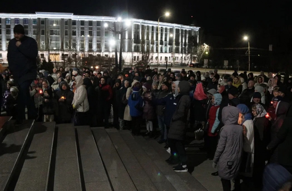 Омичи встретили Пасху: на всенощной среди мирян побывали мэр Шелест и другие чиновники