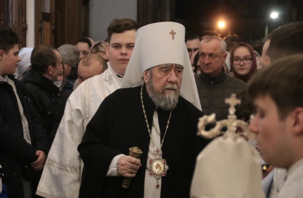 Омичи встретили Пасху: на всенощной среди мирян побывали мэр Шелест и другие чиновники