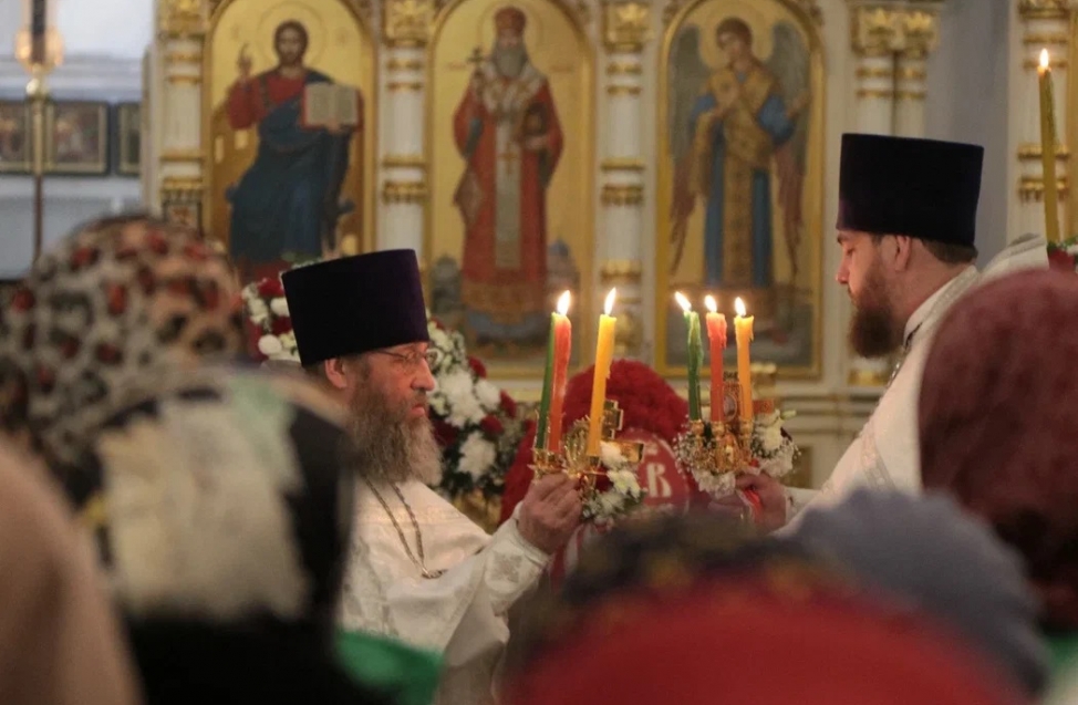 Омичи встретили Пасху: на всенощной среди мирян побывали мэр Шелест и другие чиновники