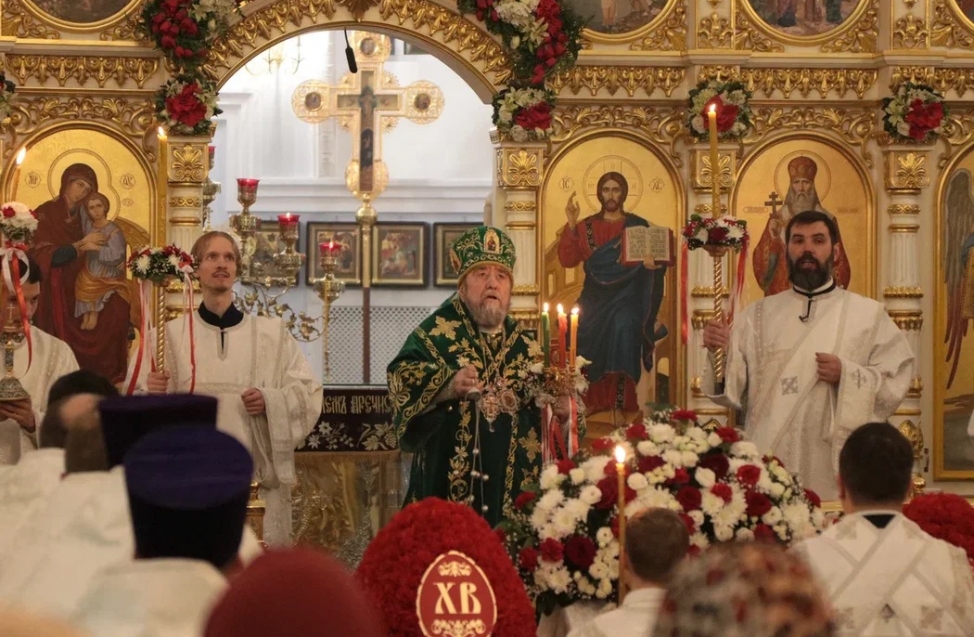 Омичи встретили Пасху: на всенощной среди мирян побывали мэр Шелест и другие чиновники